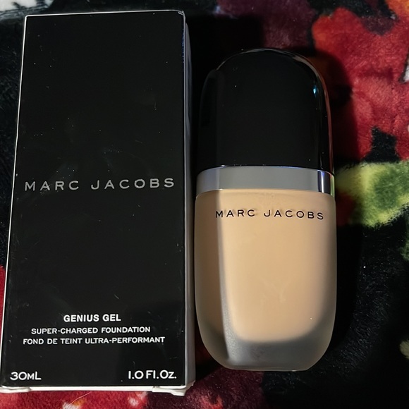 Marc Jacobs 62 Fawn Light Genius Gel Super-Charged Foundation - Picture 4 of 5